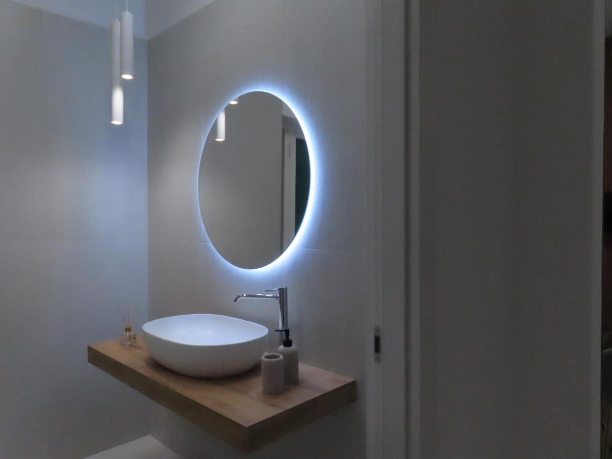Lavabo di design con specchio retroilluminato
