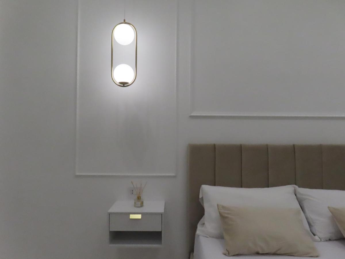Dettaglio comodino sospeso e lampada