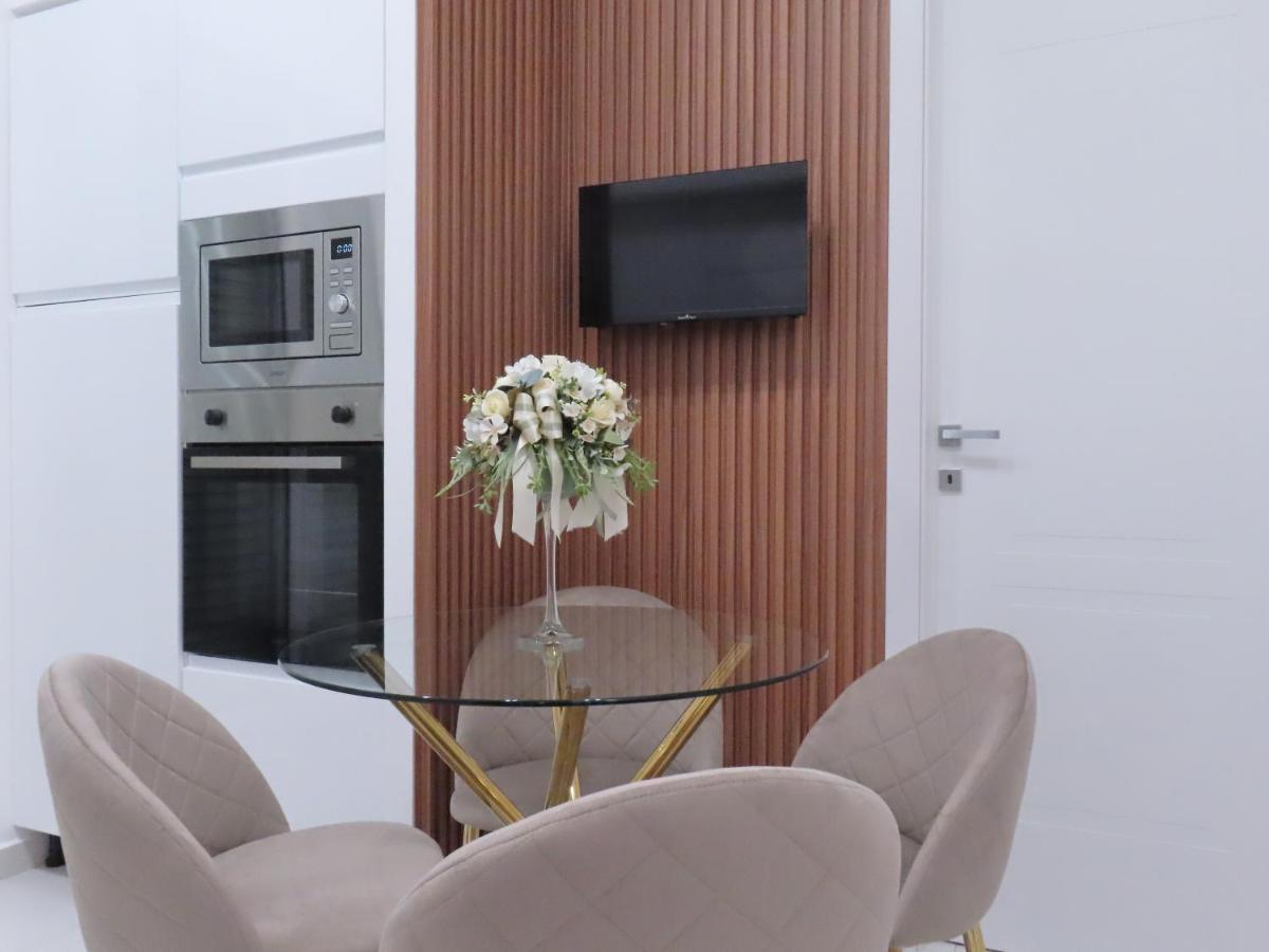 Zona living con Smart TV e boiserie
